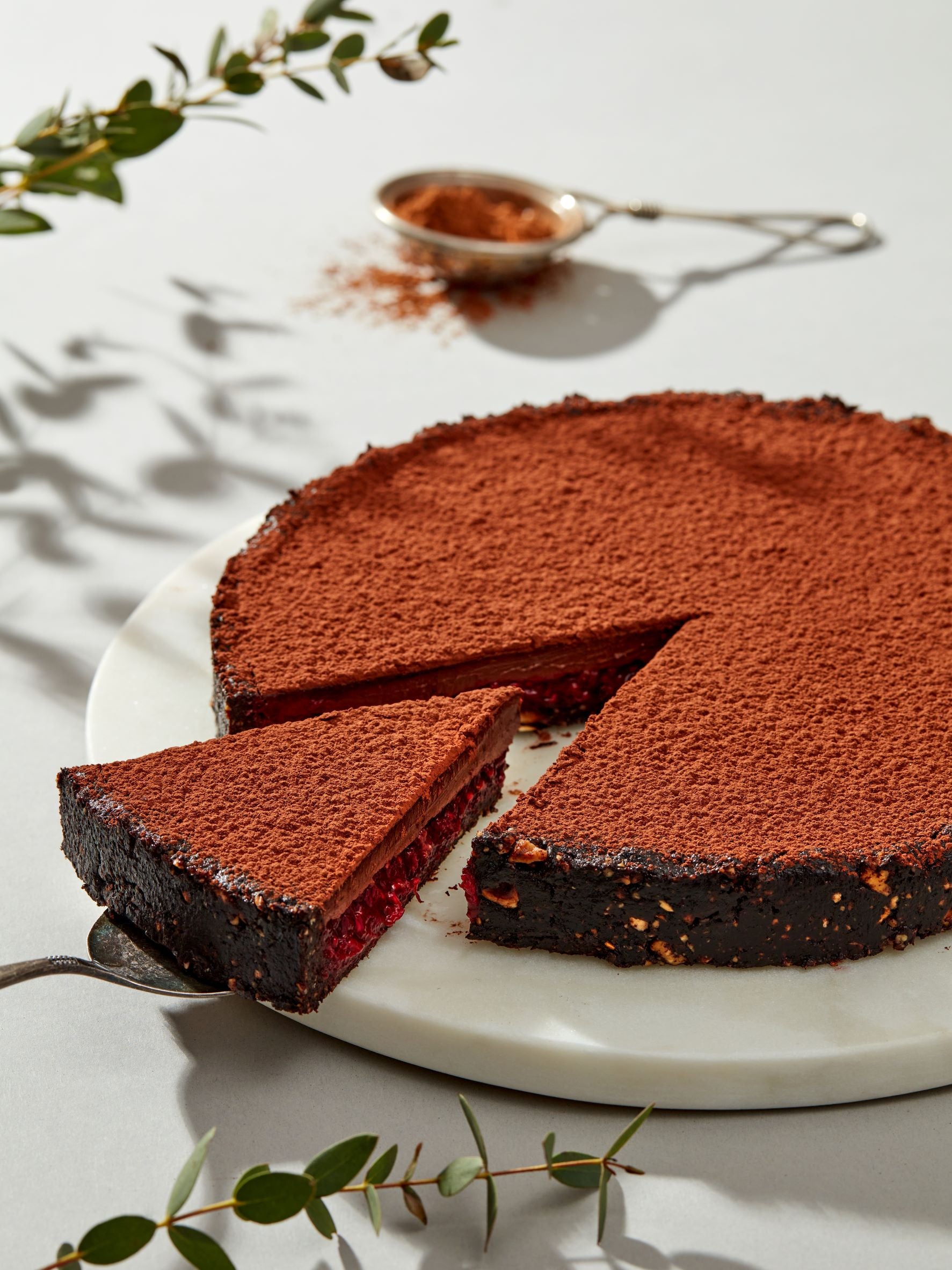 Tarta vegana cu ciocolata si insertie de zmeura