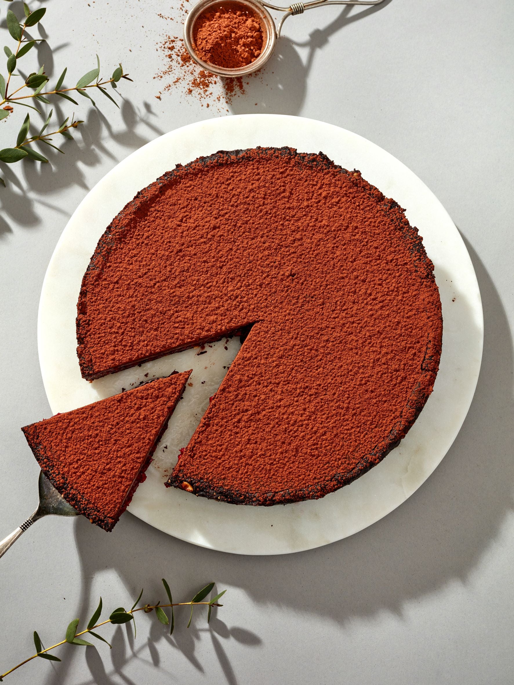 Tarta vegana cu ciocolata si insertie de zmeura