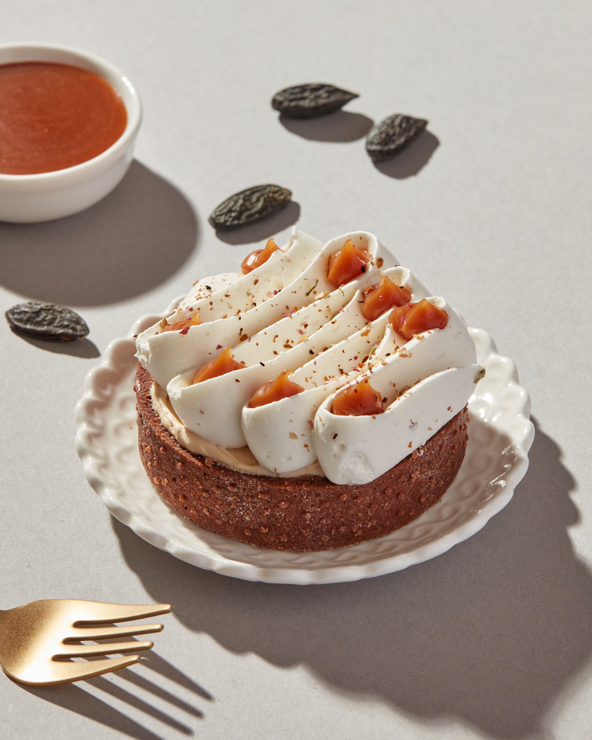 Tarta cu crema de ciocolata alba, tonka si caramel sarat