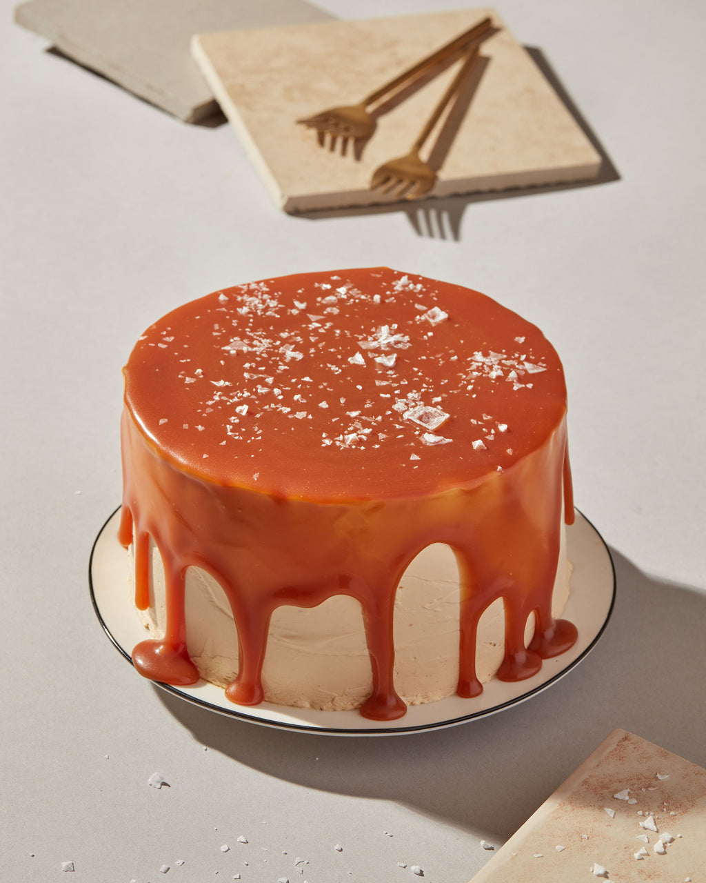 Tort cu crema de caramel, banana si caramel sarat.