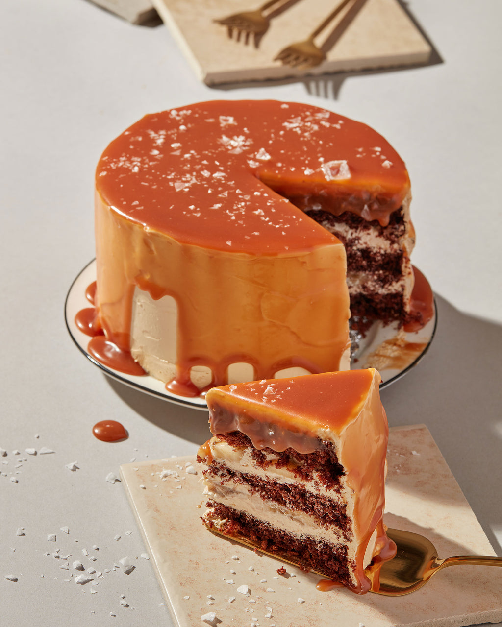 Tort cu crema de caramel, banana si caramel sarat.