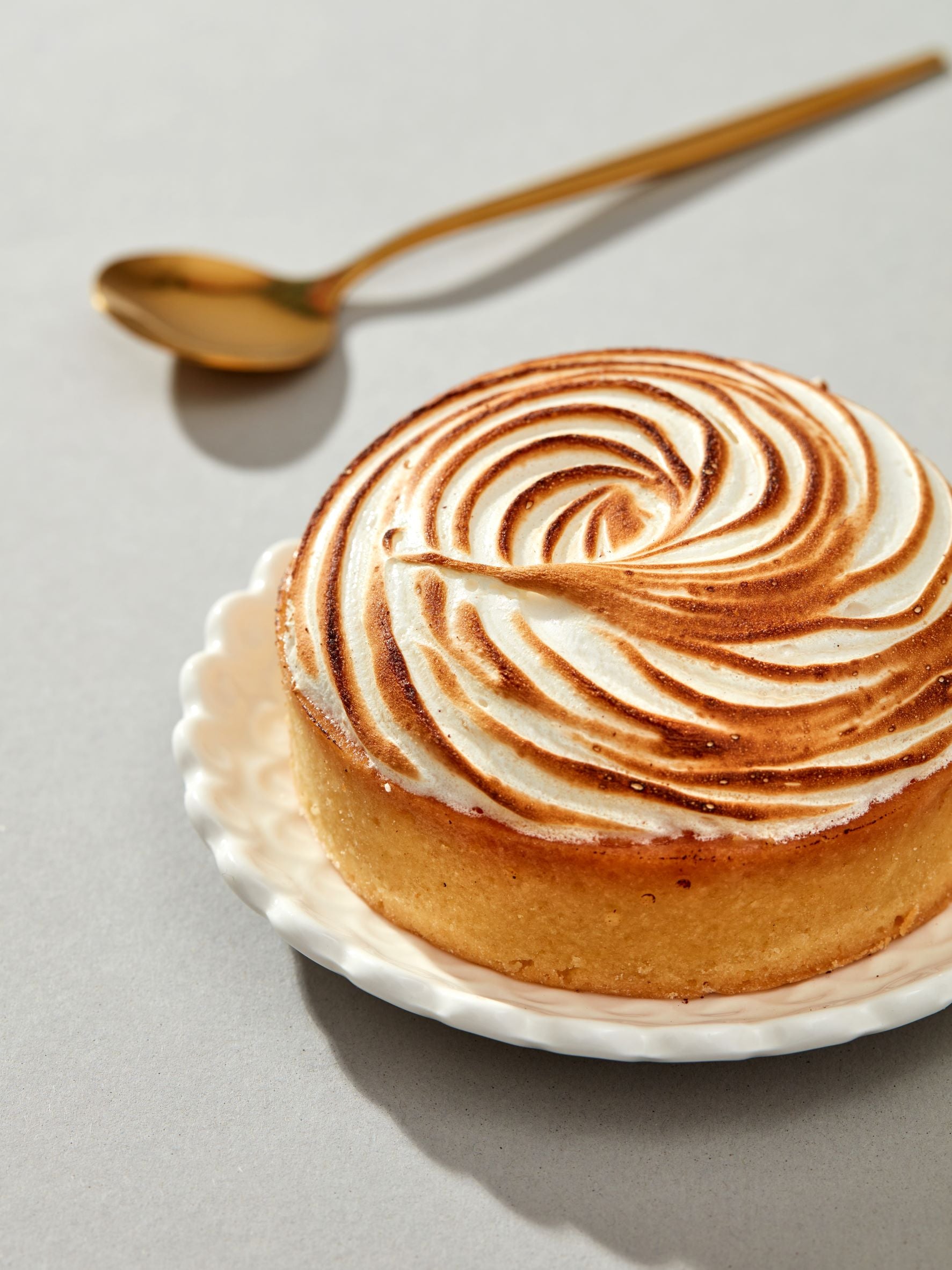 Tarta cu lamaie si bezea flambata